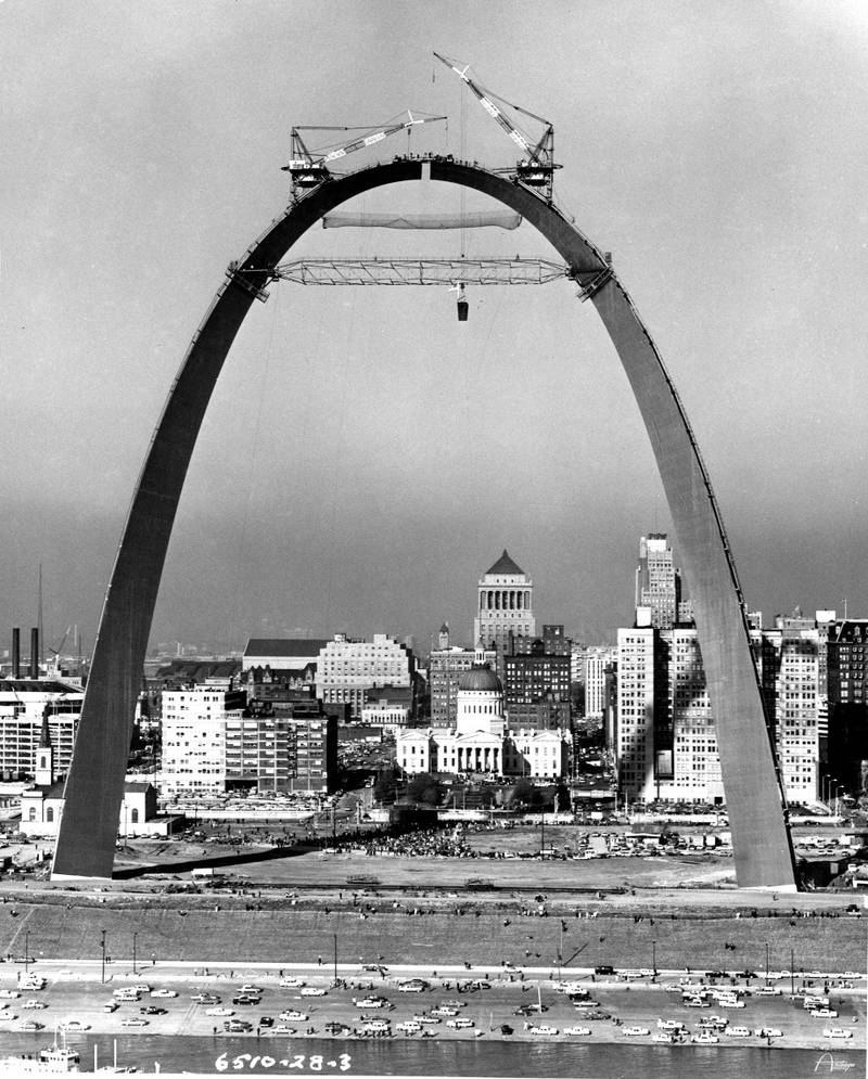 Illustration for article titled Photos of Famous Landmarks While They Were Still Under Construction